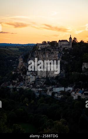 Vue imprenable sur le coucher du soleil de Rocamadour, un village médiéval historique perché sur une falaise spectaculaire en France Banque D'Images