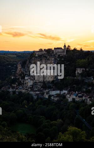 Vue imprenable sur le coucher du soleil de Rocamadour, un village médiéval historique perché sur une falaise spectaculaire en France Banque D'Images