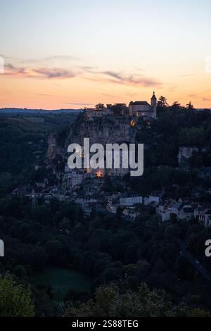 Vue imprenable sur le coucher du soleil de Rocamadour, un village médiéval historique perché sur une falaise spectaculaire en France Banque D'Images