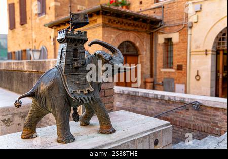 Une statue en bronze d'un éléphant avec une tour, le symbole de la 'Torre' (Tour) Contrada ou quartier sur la via di Salicotto, Sienne, Toscane, Italie. Banque D'Images