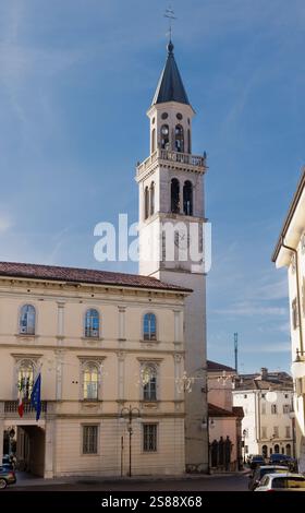 Vue sur le clocher du Duomo di Sant'Ilario e Taziano, Gorizia Banque D'Images