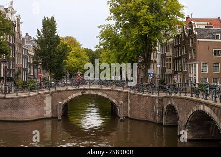 Vieux ponts traditionnels sur le canal et maisons historiques sur le canal Reguliersgracht et Keizersgracht dans le centre d'Amsterdam. Banque D'Images