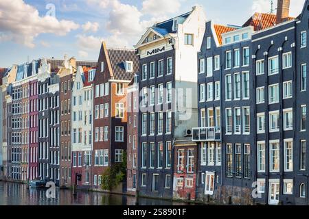 Rangée de vieilles maisons traditionnelles d'Amsterdam au Damrak dans le centre d'Amsterdam. Banque D'Images