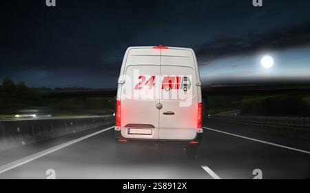 Transporteur Parcel Express dans la ville la nuit avec mouvement à grande vitesse. Banque D'Images