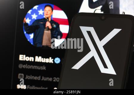 Dans cette illustration photo, le logo X (Twitter) vu affiché sur un smartphone avec la photo de profil d'Elon Musk, du réseau social X en arrière-plan. Banque D'Images
