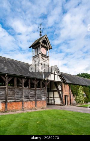 Tour de l'horloge à Arley Hall and Gardens, Cheshire, Angleterre. Banque D'Images