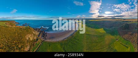 Cullen Moray Écosse vue panoramique sur le parcours de golf, plage de sable, mer et baie Banque D'Images