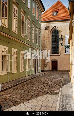 Une petite rue calme dans le quartier de la vieille ville de Prague montre une partie de l'architecture distinctive. Banque D'Images