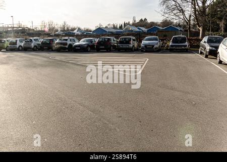 Copenhague, Danemark. 29 janvier 2024. Vue des voitures garées à Vesterbro/Kongens Enghave. (Photo de Kristian Tuxen Ladegaard Berg/SOPA images/SIPA USA) crédit : Sipa USA/Alamy Live News Banque D'Images