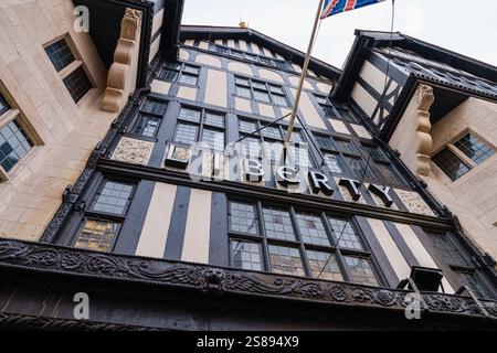 L'extérieur Tudor Revival de l'emblématique grand magasin Liberty of London haut de gamme dans le West End de Londres, Royaume-Uni - entrée Great Marlborough Street Banque D'Images