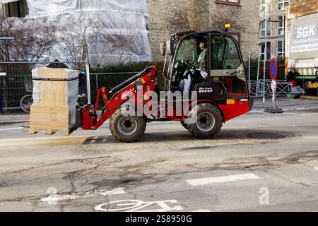 Copenhague, Danemark. 29 janvier 2024. Un employé conduit un chariot élévateur. (Photo de Kristian Tuxen Ladegaard Berg/SOPA images/SIPA USA) crédit : Sipa USA/Alamy Live News Banque D'Images