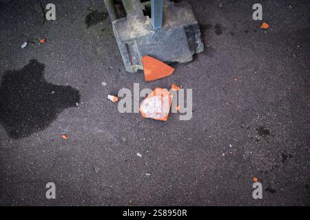 Copenhague, Danemark. 29 janvier 2024. Vue d'un éclat de toit cassé sur un trottoir. (Photo de Kristian Tuxen Ladegaard Berg/SOPA images/SIPA USA) crédit : Sipa USA/Alamy Live News Banque D'Images