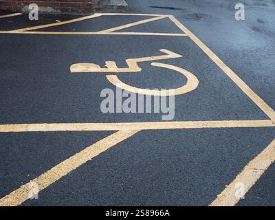 Place de parking réservée aux handicapés. Banque D'Images