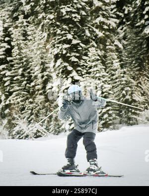 Gros plan mignon brave garçon débutant skieur masculin ski par la forêt sur la pente dans la station de ski d'hiver de Hatsvali. Style de vie actif vacances d'hiver avec concept enfants Banque D'Images