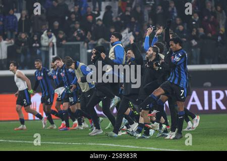 Bergame, Italie. 21 janvier 2025. Les joueurs d'Atalanta saluent les fans lors du coup de sifflet final du match de football de l'UEFA Champions League 2024/2025 entre Atalanta et Sturm Graz au stade Gewiss de Bergame, Italie du Nord - mardi 21 janvier 2025. Sport - Soccer . (Photo de Stefano Nicoli/LaPresse ) crédit : LaPresse/Alamy Live News Banque D'Images