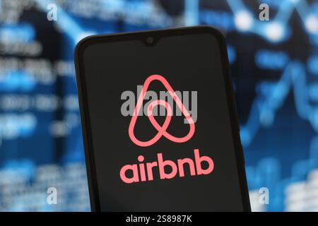 Canada. 21 janvier 2025. Dans cette illustration photo, le logo Airbnb est affiché sur l'écran d'un smartphone. (Crédit image : © Thomas Fuller/SOPA images via ZUMA Press Wire) USAGE ÉDITORIAL SEULEMENT ! Non destiné à UN USAGE commercial ! Banque D'Images