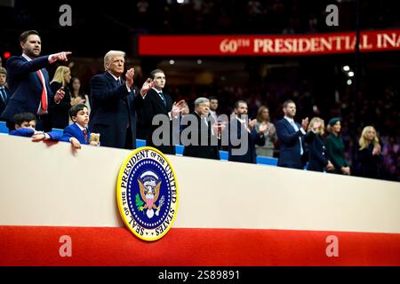 Washington, États-Unis d'Amérique. 20 janvier 2025. Washington, États-Unis d'Amérique. 20 janvier 2025. Le président américain Donald Trump, 2e à gauche, le vice-président JD Vance, à gauche, et son fils Barron Trump, 3e à gauche, applaudissent lors de la 60e inauguration présidentielle à la Capital One Arena, le 20 janvier 2025 à Washington, DC crédit : White House Handout/White House photo/Alamy Live News Banque D'Images