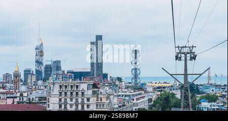 Batoumi, Géorgie - 13 JUIN 2024 : téléphérique à Batoumi. Avec la vue panoramique sur la ville Banque D'Images