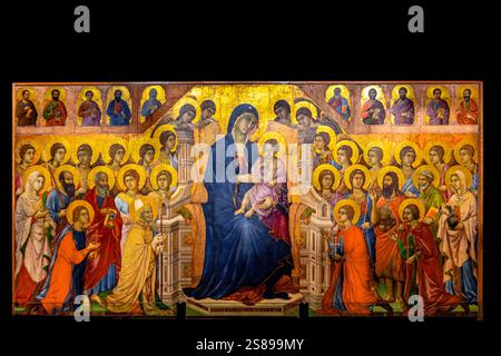 Le panneau avant de Maestà de Duccio, un retable commandé par la ville de Sienne en Toscane en 1308 de l'artiste Duccio, Sienne, Italie Banque D'Images