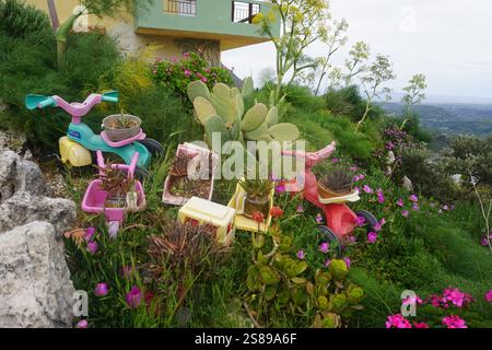 Jouets pour enfants qui ont une seconde chance et sont utilisés comme pots pour les fleurs - respect de l'environnement, conscience écologique, recyclage Banque D'Images