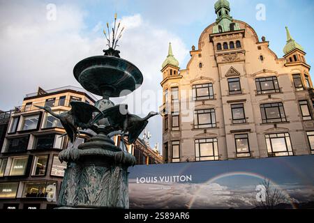 Copenhague, Danemark. 13 février 2024. La fontaine de cigogne est située sur Amagertorv dans le centre de Copenhague, au Danemark. (Crédit image : © Kristian Tuxen Ladegaard Berg/SOPA images via ZUMA Press Wire) USAGE ÉDITORIAL SEULEMENT! Non destiné à UN USAGE commercial ! Banque D'Images