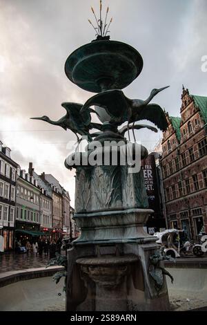Copenhague, Danemark. 13 février 2024. La fontaine de cigogne est située sur Amagertorv dans le centre de Copenhague, au Danemark. (Crédit image : © Kristian Tuxen Ladegaard Berg/SOPA images via ZUMA Press Wire) USAGE ÉDITORIAL SEULEMENT! Non destiné à UN USAGE commercial ! Banque D'Images