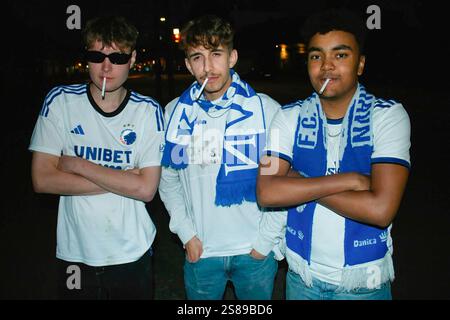 Copenhague, Danemark. 01 Sep, 2024. Trois jeunes fans du F.C. Copenhagen vus poser avec des cigarettes dans la bouche à Godthåbsvej. (Photo de Kristian Tuxen Ladegaard Berg/SOPA images/SIPA USA) crédit : Sipa USA/Alamy Live News Banque D'Images