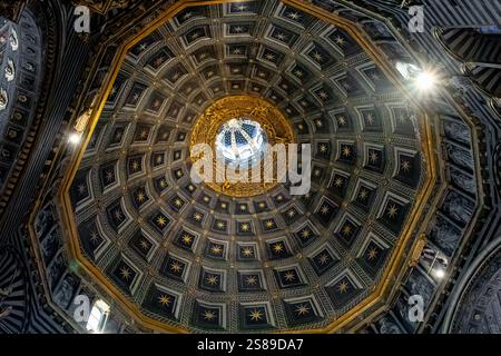 L'intérieur du dôme ou coupole de la cathédrale de Sienne, Sienne, Italie Banque D'Images