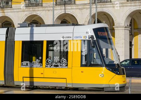 Lisbonne, Portugal, Europe - 13 janvier 2025 : tramway électrique moderne dans l'une des rues du centre-ville de Lisbonne. Banque D'Images