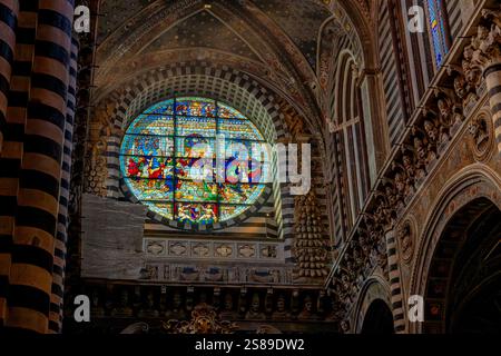 Une rosace en verre teinté créée par Pastorino de Pastorini représentant la Cène située à l'intérieur de la cathédrale de Sienne, Sienne, Italie Banque D'Images