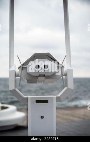 grandes jumelles sur la plate-forme d'observation pour regarder l'horizon de la mer Banque D'Images