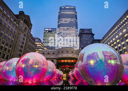 Londres, Royaume-Uni. 21 janvier 2025. L'installation 'Evanescent Droplets' de l'Atelier Sisu est magnifique sur la place Cabot avec les gratte-ciel de Canary Wharf en arrière-plan. Pour sa neuvième édition, le sentier Winter Lights emmène les visiteurs dans un voyage à travers 12 installations lumineuses spectaculaires, plus plusieurs œuvres lumineuses permanentes. Crédit : Imageplotter/Alamy Live News Banque D'Images
