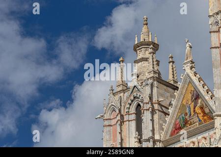 Détail de l'extérieur de la spectaculaire cathédrale de Sienne , a13ème siècle cathédrale située sur la Piazza del Duomo, Sienne, Italie Banque D'Images