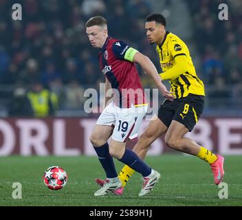 Bologne, Italie. 21 janvier 2025. Lewis Ferguson du Bologna FC et Felix Nmecha du Borussia Dortmund s'affrontent pour le ballon lors du match MD7 de l'UEFA Champions League 2024/25 entre le Bologna FC et le Borussia Dortmund au Stadio Renato Dall'Ara le 21 janvier 2025 à Bologne, en Italie. Crédit : Giuseppe Maffia/Alamy Live News Banque D'Images