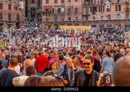 Foules à un défilé de Contrada à Piazza del Campo, Sienne, Italie Banque D'Images