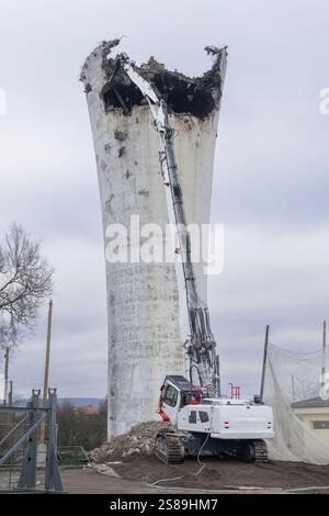 Mondelange, France - vue sur une pelle sur chenilles Liebherr R 960 démolition démolition d'un ancien château d'eau sur un chantier. Banque D'Images