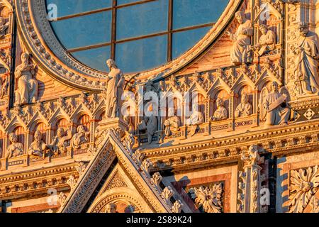 Soleil doré de fin d'après-midi reflétant le détail de la cathédrale de Sienne sur la Piazza del Duomo, Sienne, Italie Banque D'Images