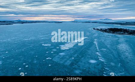Vue aérienne sur Apavatn dans le sud de l'Islande, glace gelée, lac d'hiver Banque D'Images