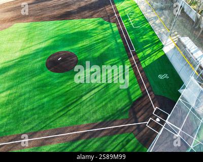 Vue aérienne d'un terrain de baseball en gazon artificiel fraîchement installé avec de l'herbe verte vibrante et des marques claires. Banque D'Images