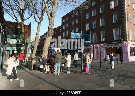 Dublin, Irlande - 17 janvier 2025 - les gens sur Liffey Street dans la ville de Dublin pendant une période de beau temps. Banque D'Images