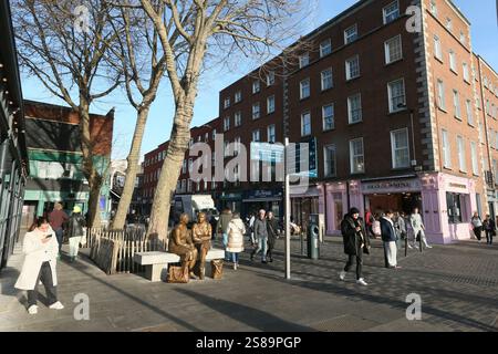 Dublin, Irlande - 17 janvier 2025 - les gens sur Liffey Street dans la ville de Dublin pendant une période de beau temps. Banque D'Images