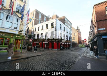 Dublin, Irlande - 17 janvier 2025 - Une vue sur Temple Bar, y compris le pub 'The Auld Dubliner' dans le centre-ville de Dublin Banque D'Images