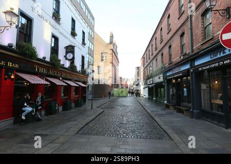 Dublin, Irlande - 17 janvier 2025 - Une vue sur Temple Bar, y compris le pub 'The Auld Dubliner' dans le centre-ville de Dublin Banque D'Images