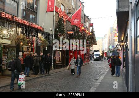 Dublin, Irlande - 17 janvier 2025 - Une vue de rue de gens marchant à travers Temple Bar dans le centre-ville de Dublin Banque D'Images