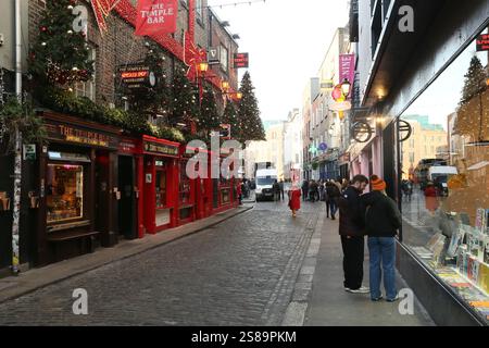 Dublin, Irlande - 17 janvier 2025 - Une vue de la rue de Temple Bar dans le centre-ville de Dublin Banque D'Images