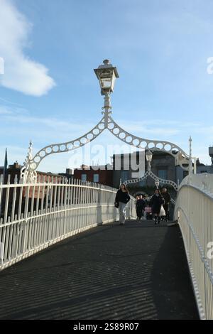 Dublin, Irlande - 17 janvier 2025 - le pont Ha'Penny dans la ville de Dublin par beau temps. Banque D'Images