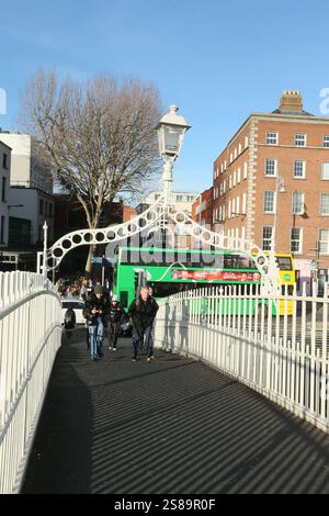 Dublin, Irlande - 17 janvier 2025 - le pont Ha'Penny dans la ville de Dublin par beau temps. Banque D'Images