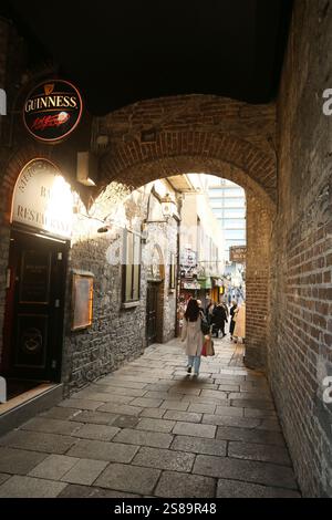 Dublin, Irlande - 17 janvier 2025 - les gens marchent dans Merchant's Arch dans le centre-ville de Dublin par beau temps. Banque D'Images