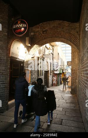 Dublin, Irlande - 17 janvier 2025 - les gens marchent dans Merchant's Arch dans le centre-ville de Dublin par beau temps. Banque D'Images