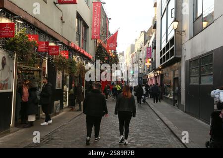 Dublin, Irlande - 17 janvier 2025 - Une vue de la rue de Temple Bar dans le centre-ville de Dublin Banque D'Images